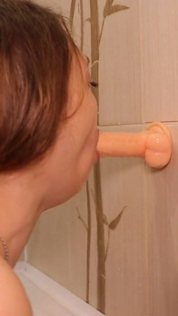 Blowjob deepthroat yang sangat panas tersedak dildo di bilik mandi