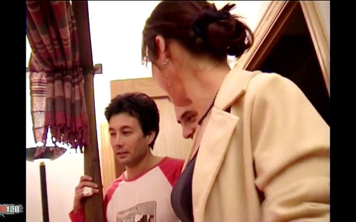 MMM100: Julie: 두 남자에게 따먹히는 Julie
