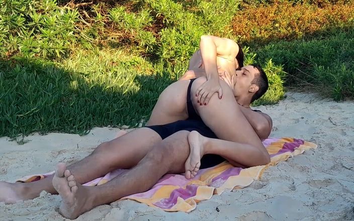 Couplebeach1: 핫한 마누라, 해변에서 모르는 놈 따먹기
