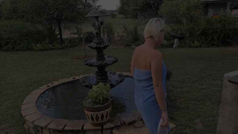 domslutfucker: Rubia caliente duchándose en el bosque en un resort desnudo