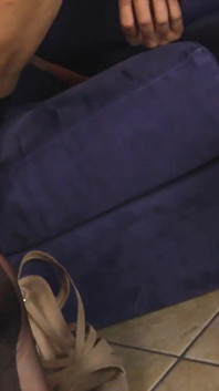Claudia Poderi, magnifiquement séduisante, dans un crop top blanc et un legging