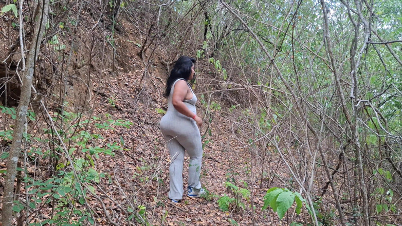 SugarPose: Bbw latina đi dạo khỏa thân ngoài trời