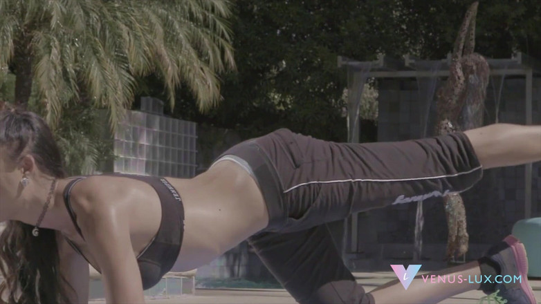 Venus Lux: Yoga bareng Venus Lux