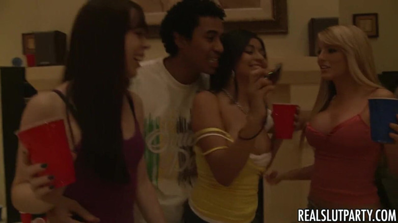 Real Slut Party: Petrecere reală de curvă - petrecerea de inițiere Aceste fete o...