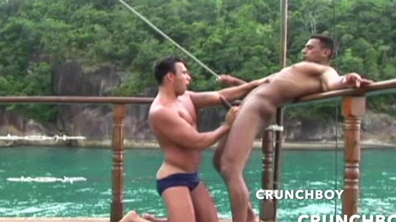 Bareback porn with straight boy: Dos chicos latinos sexy follando a pelo en la playa...