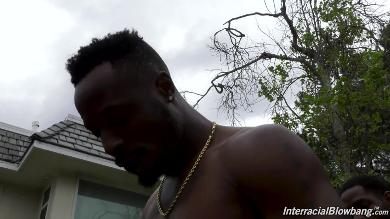 Interracial Blowbang: 13 černochů šuká obličej Adria Rae