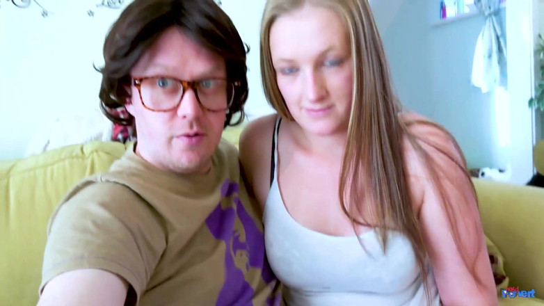 Nerd Pervert: Gina parker - puttana delle pulizie che lecca tutto il secchione...