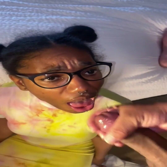 Slut me out: "Erkek arkadaşın var mı??" Genç kız asansörde tavlanıyor