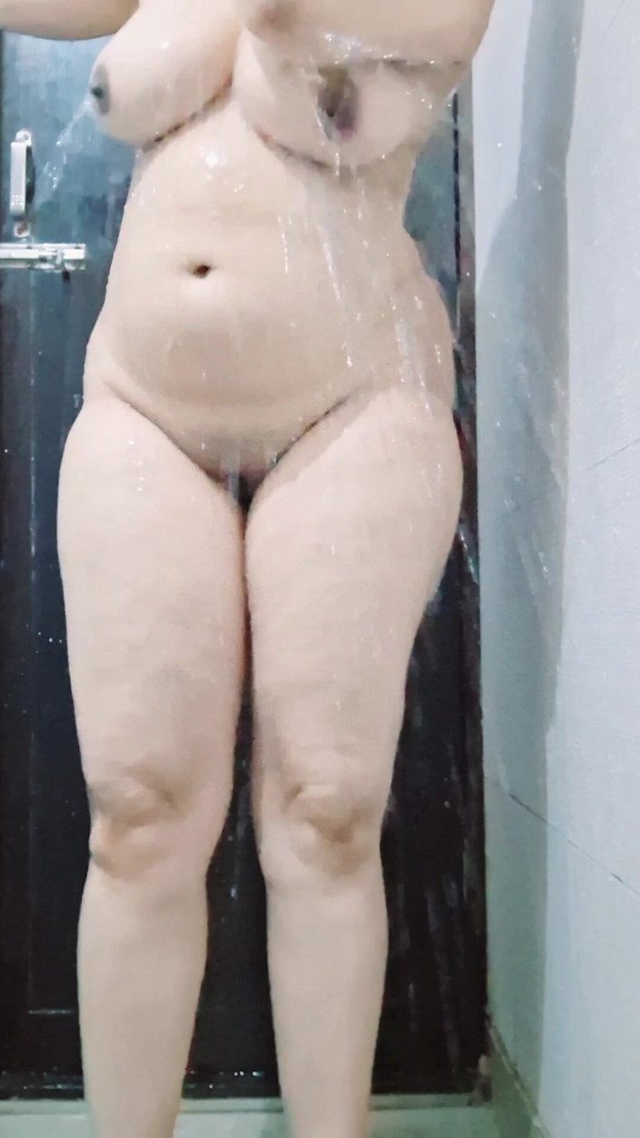 Riyathakur: Il fratellastro indiano desi catturato mentre fa il bagno, ragazza...