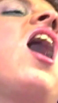 Зріла блондинка смокче пульсуючий член з Ahegao Bliss
