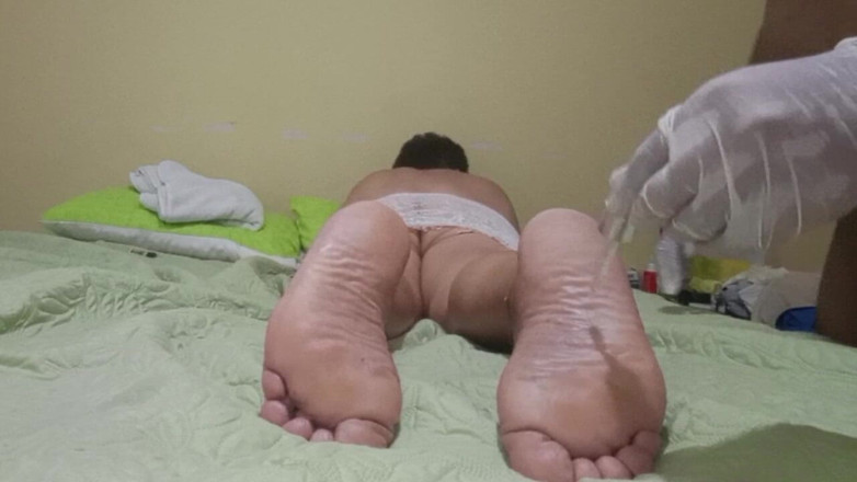 Milfta boohot: Urut kaki dengan minyak untuk MILF matang