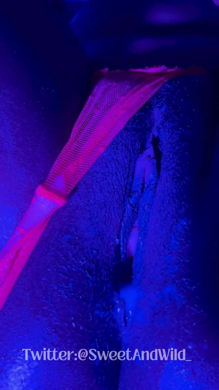 AfroLatinCouple: Zwarte godin lekkende Neon String &amp; dildo spuiten