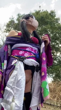 N. 104 Una bellezza fantasma del kimono apparsa nella campagna invernale Un travestito cammina al sole - Parte 1