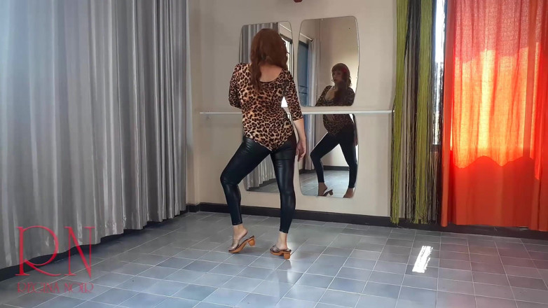 Regina Noir: In una calda danza spagnola. Regina Noir balla in una...