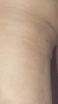 Drobná brunetka MILF roztáhne zadek bez análních záhybů