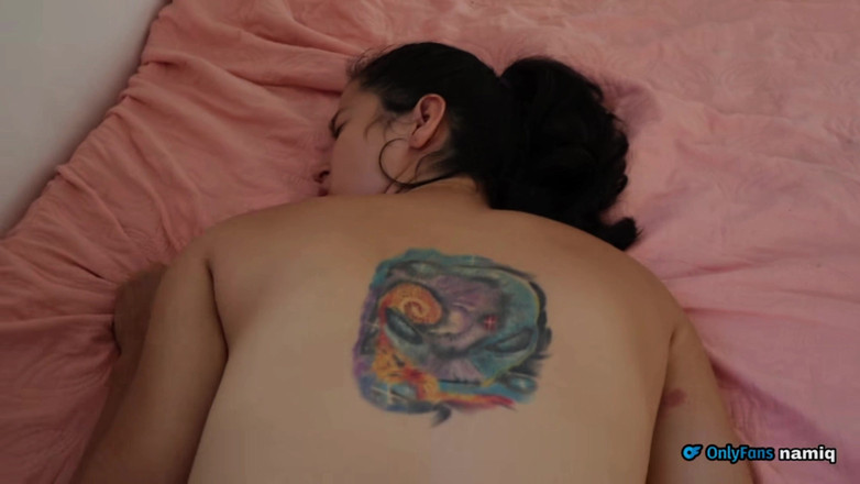 Roxxan: 欲火焚身的婊子尖叫着要鸡巴