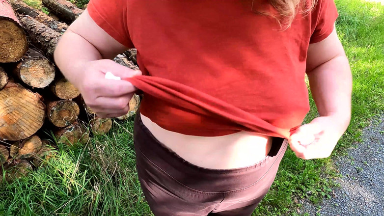 Bouncy Tits Action: Biarkan lonceng menggantung dan menyerang