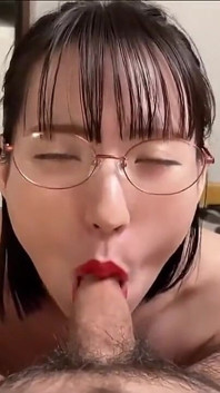 Asijský anděl saje ptáka