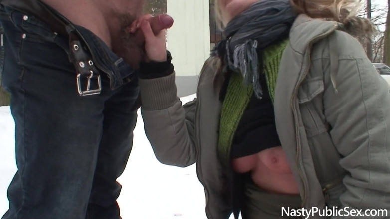 Nasty Public Sex: Starý muž šuká prsatou holku Samantha Jolie venku