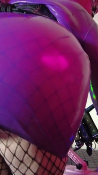 Dominatix Eva Latex femdom fetiš fialová guma velký zadek MILF BDSM sólo šukací stroj sexy vysoké podpatky