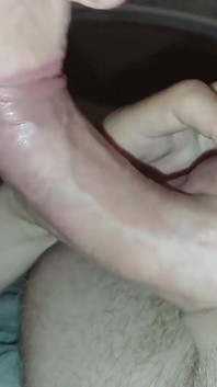 Cewek amatir seksi lagi asik nyepong kontol sampai dicrot di mulut - close up