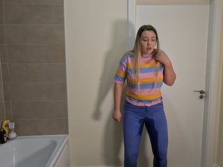 Emma Voyeur: 被锁在浴室里，穿着牛仔裤被锁住
