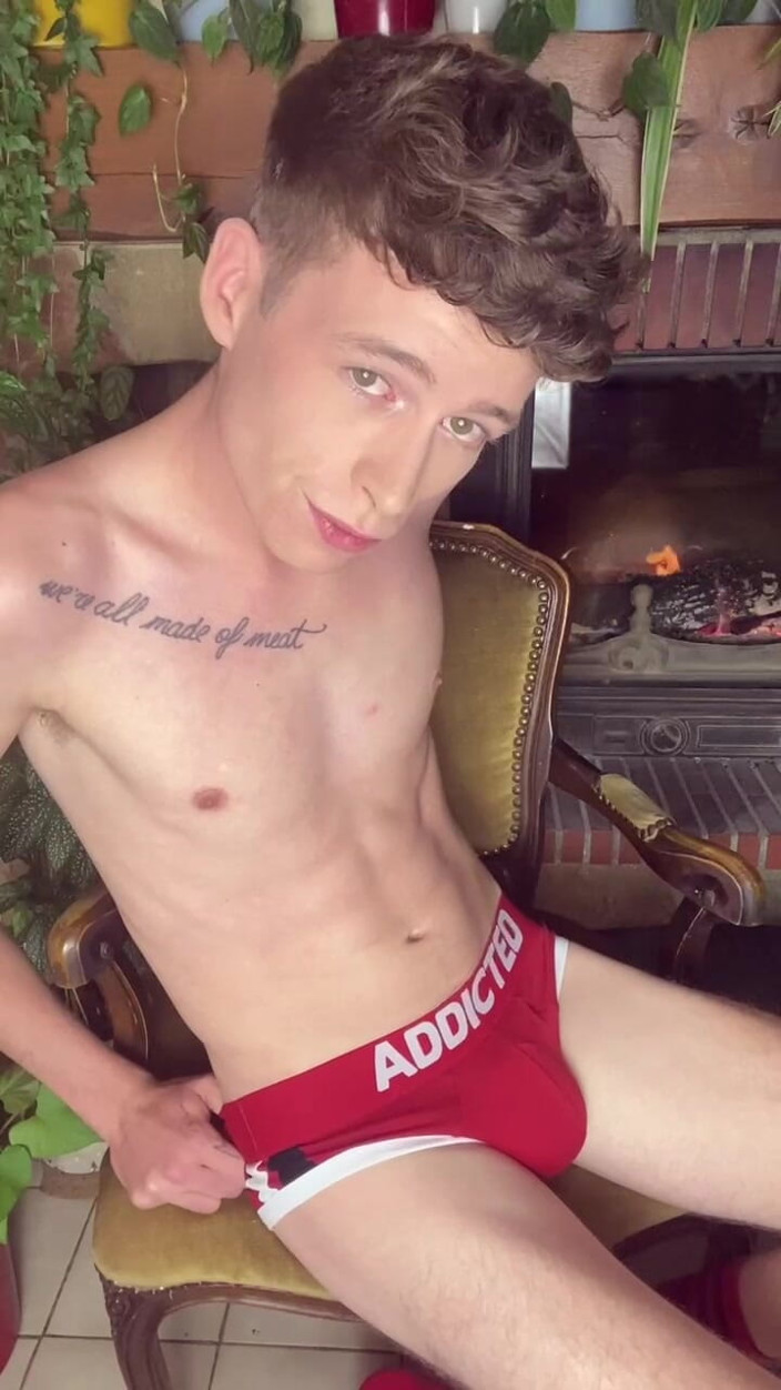 Craig Kennedy: Hung 瘦 twink 撸他的大鸡巴并射出大量精液