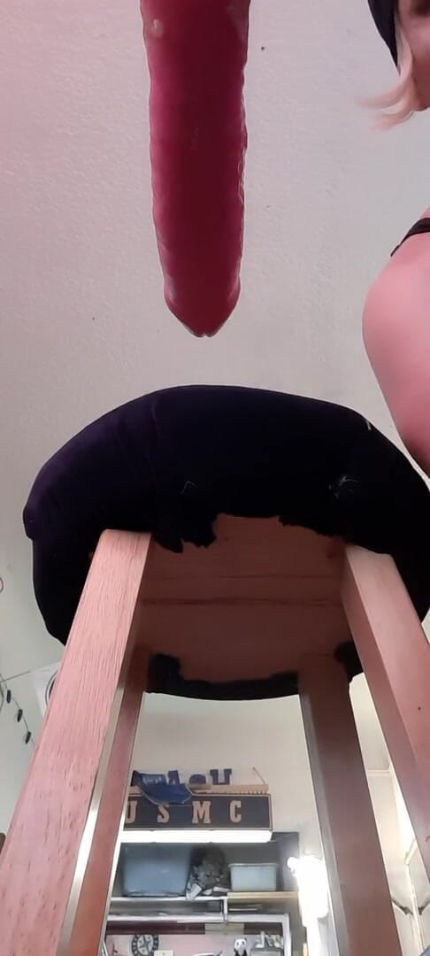 HayleyRae: CD böjd över barstol
