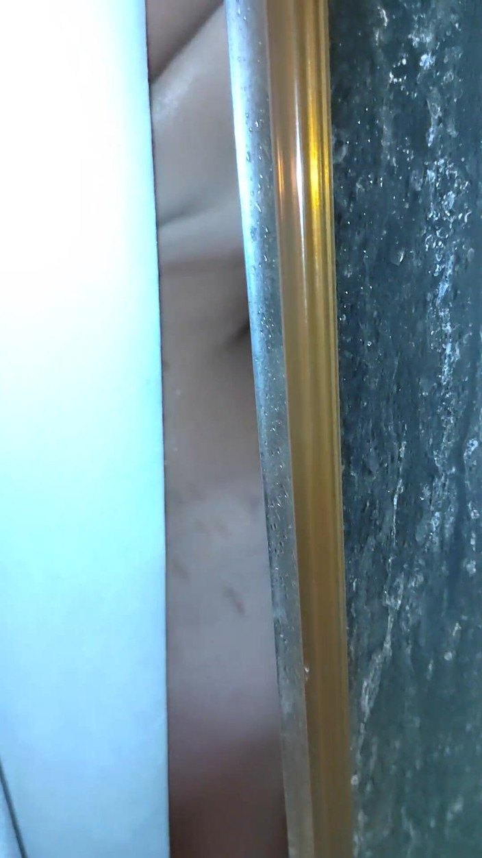 Emma_Alex: Mergokin adik tiriku lagi mandi dan nggak berhenti mikirin seks...