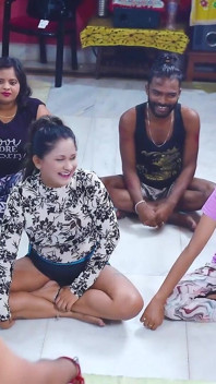 Lezione di yoga indiana si trasforma in classe di sesso e tutte le ragazze scopate dal loro insegnante di yoga (film completo)