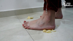 Czech Soles - foot fetish content: Drcení ovoce a lízání nohou