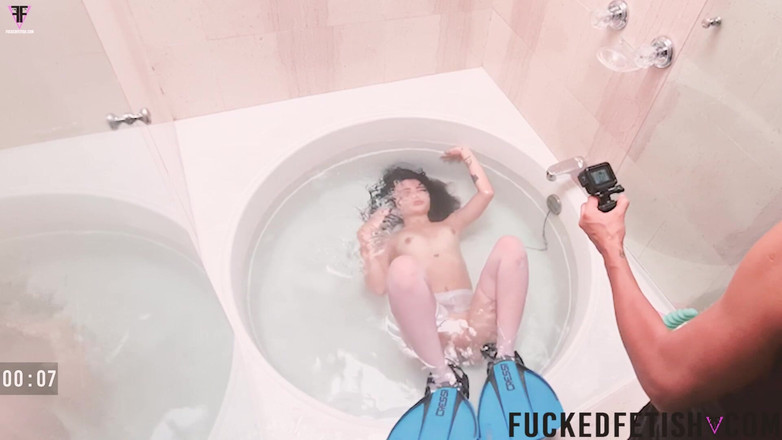 Fucked fetish: За лаштунками , пірнання з мініатюрною сиреною, 19-річна підводне дихання у ванні