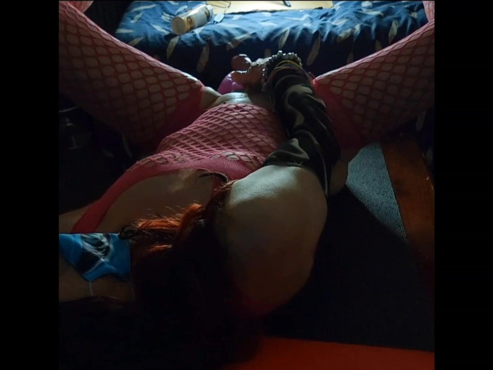 Lizzaali: 穿着粉红色西装的我的拳头假阳具摧残我自己，从后面拍摄