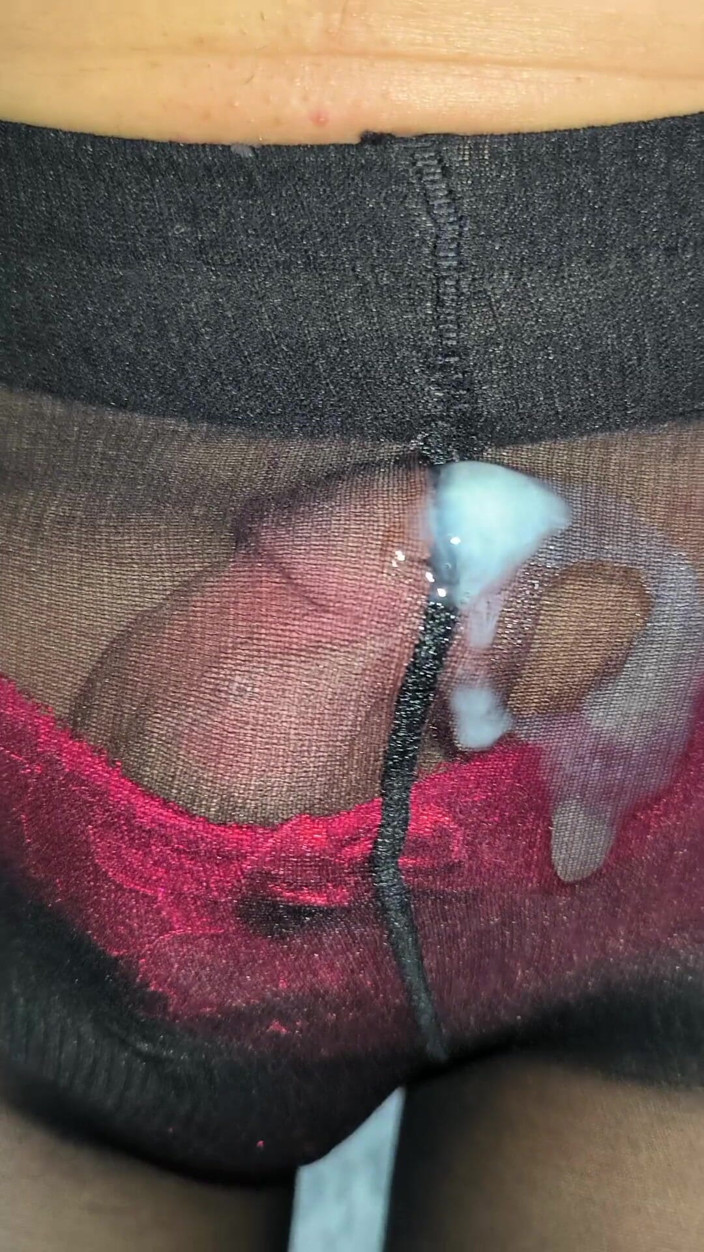PantyhoseJuicyCummer: Bu Siyah Parlak Taytları Arkadaşımın Annesinin Odasında Bir Çekmecede Buldum Ve...