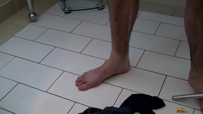 Piss Twinks: Roztomilý nesestříhaný chlapec stříká a namočí