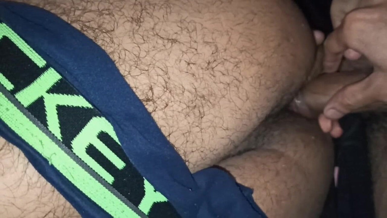 Desi__Panda: Sopir truk desi menyetubuhi pantat besar temannya yang lurus