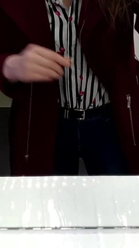 Öffentliche Einkäufe in wet jeans, Squirt X3