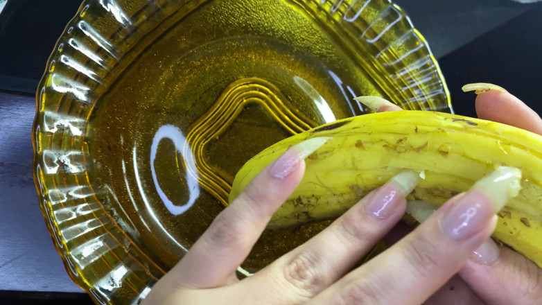 Goddess Li: Длинные натуральные ногти и банан