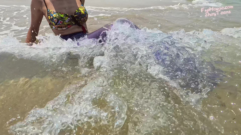 Shiny teens: 874 Lesklé modré punčocháče Pod vodou