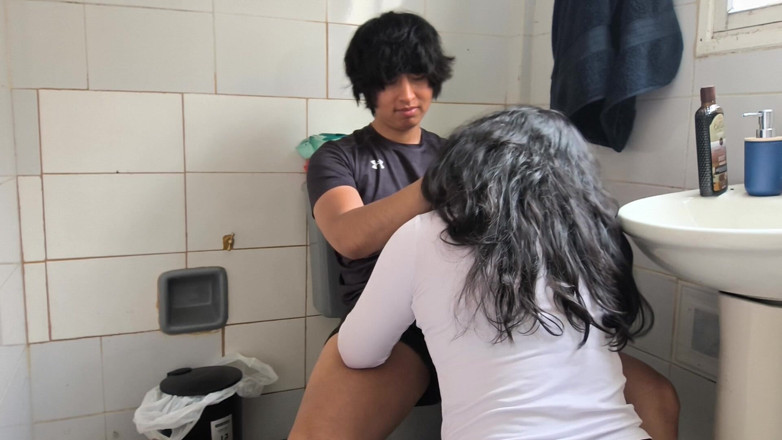 Moo DBOXXX: Doctoriță din sat care învață să sugă pula, este prima dată