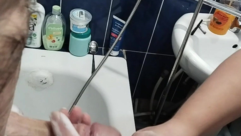 Zona901: Сучка дрочит мой твердый мыльный член, пока я не кончу