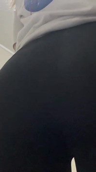 쪼이는 레깅스를 입은 후장 따먹기