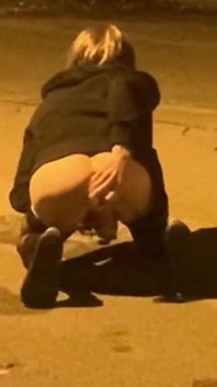 Je me branle dans un parc avec un gode blanc