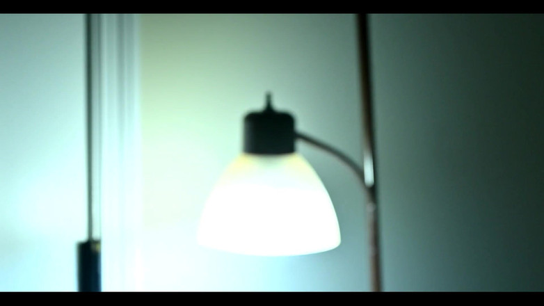 ElementX1018: Ein mann geht all in bei einer blasenhalten-herausforderung und junge...