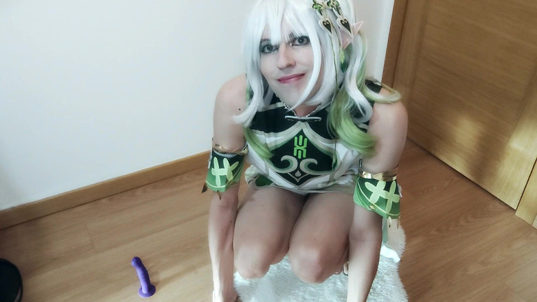 Leona Incubo: ナヒダのコスプレイヤーがイキまでディルドに乗る