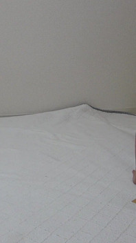O fată japoneză în chiloți tanga Wedgie își curăță apartamentul în timp ce își repară în mod repetat țâțele mari care iese din tricou