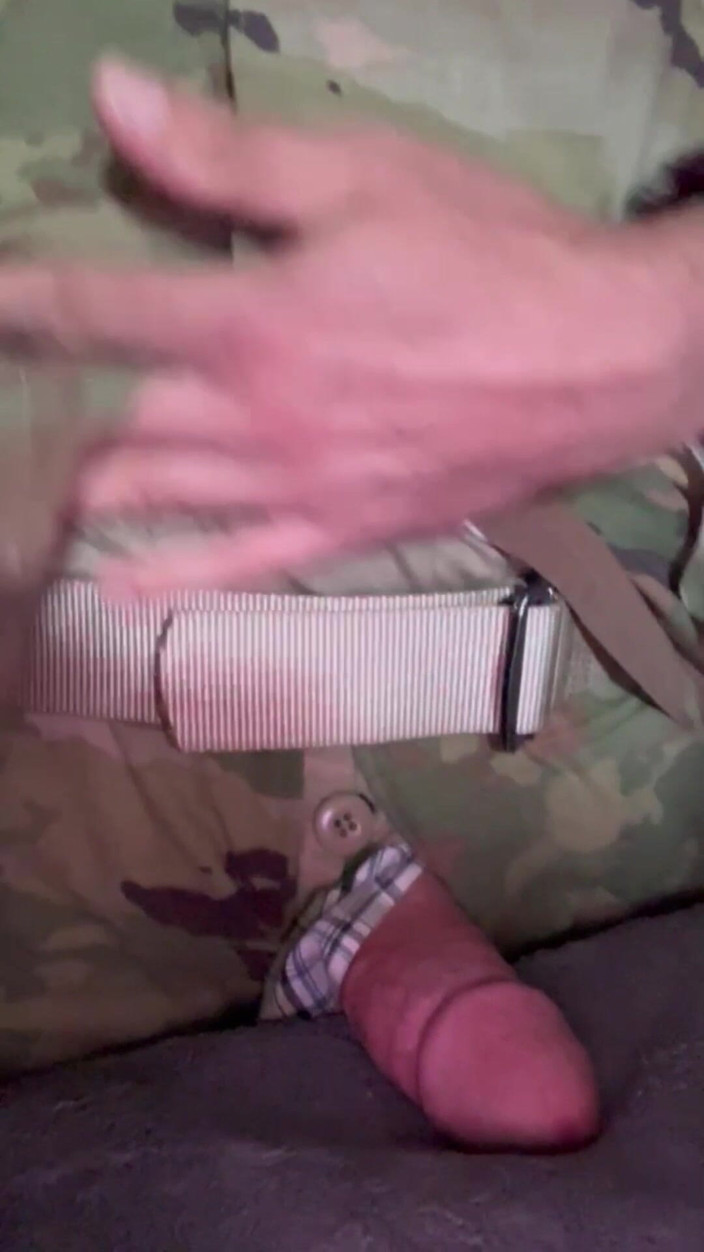 Gay Soldier Stuff: 24시간 교대 근무 후 유니폼을 입은 솔저 - 내 섹스 토이 핫한 정액, 핫 부츠를 두들기는 시간!