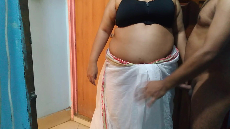 Aria Mia: Šukám sexy milf nevlastní matku mé nejlepší kamarádky, když zametá...