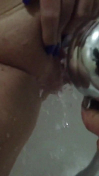 Tante seksi ini orgasme di bak mandi