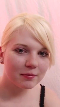 Sex în grup și ejaculare pentru blondă sexy